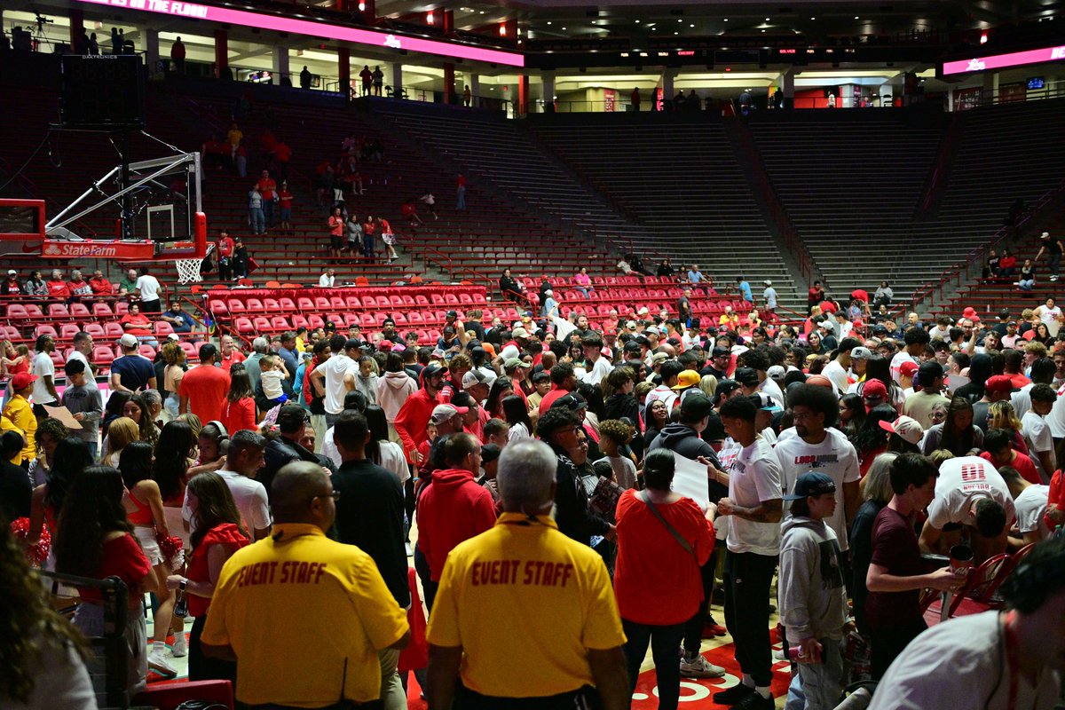 Closing the night with our fans! Thank you for coming to the Lobo Howl and we’ll see you in The Pit later this month.

#GoLobos
