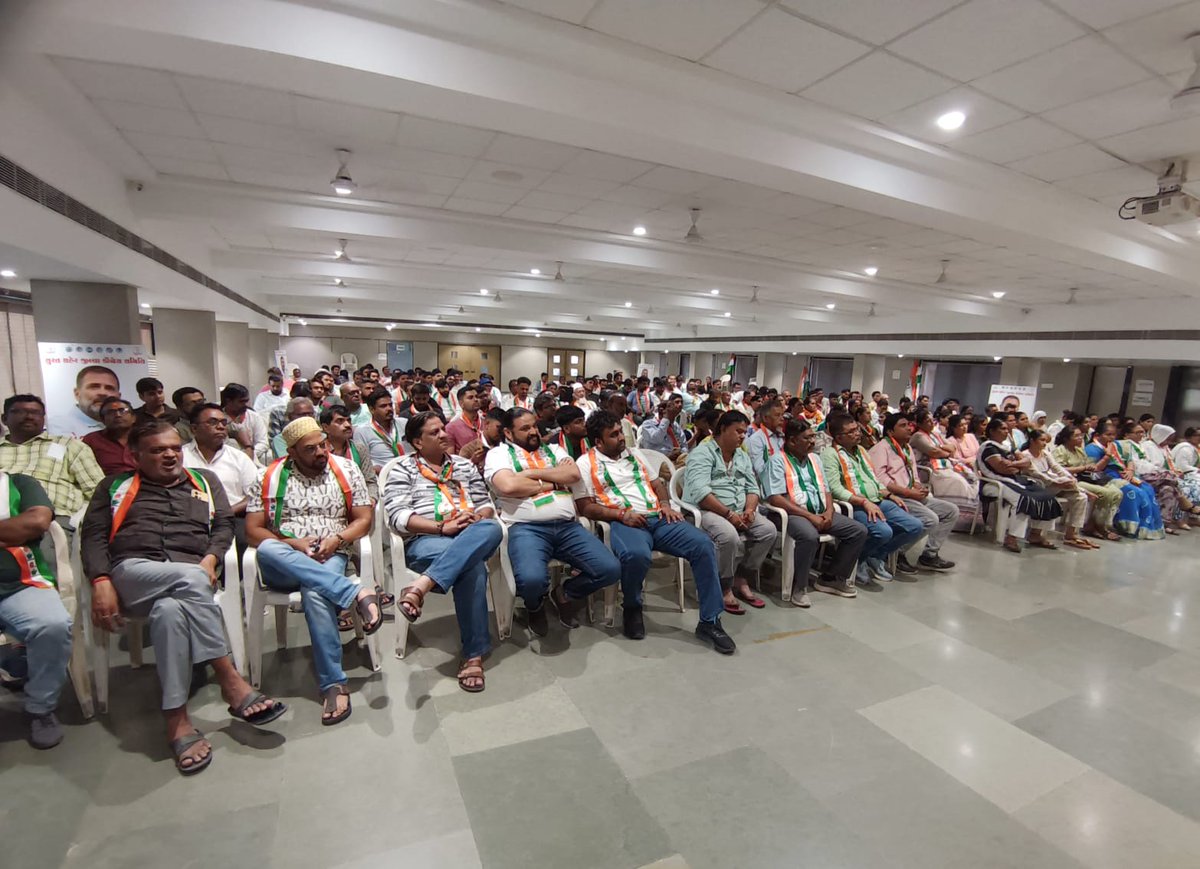 UshaNaiduinc's tweet image. Surat city , vote chori Signature campaign review Meeting .
