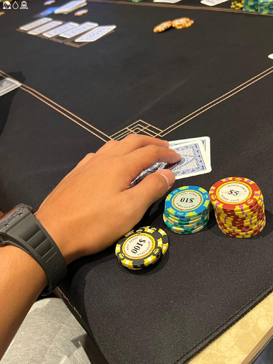 Aizen_Writing's tweet image. The weekend brings special when you least expect it.😤🐧📍🍕141