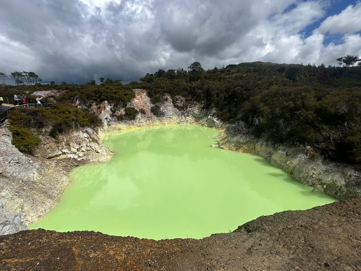 Reserva Geotermal de Waiotapu a una media hora de Rotorua. Un inmenso parque lleno de cráteres q sueltan fumarolas. Impresionante #nuevazelanda #rotorua