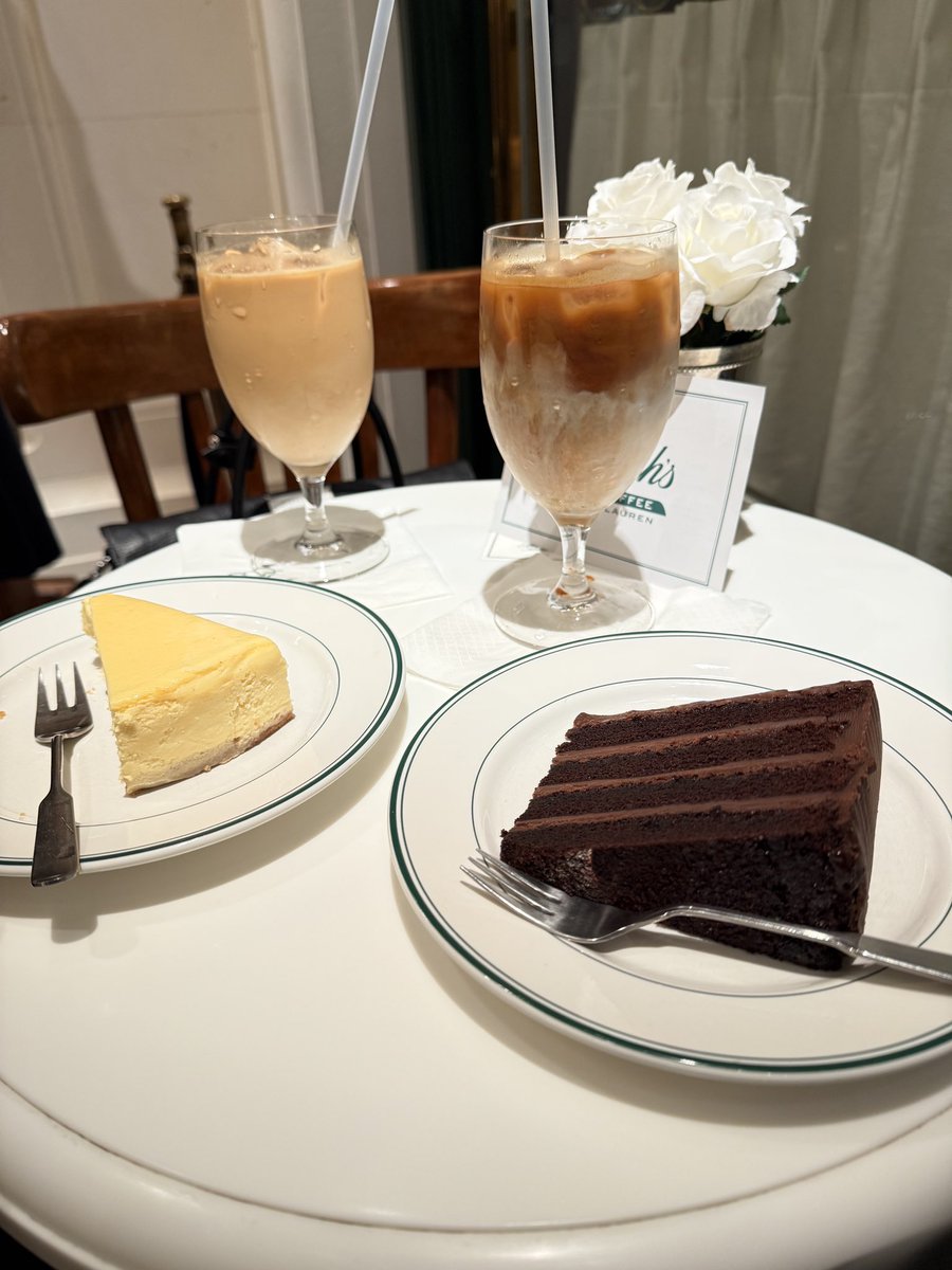 matsu7587415681's tweet image. ラルフズ コーヒー 表参道でひと休憩😋
カフェラテ
チーズケーキ
チョコレートケーキ
#カフェ