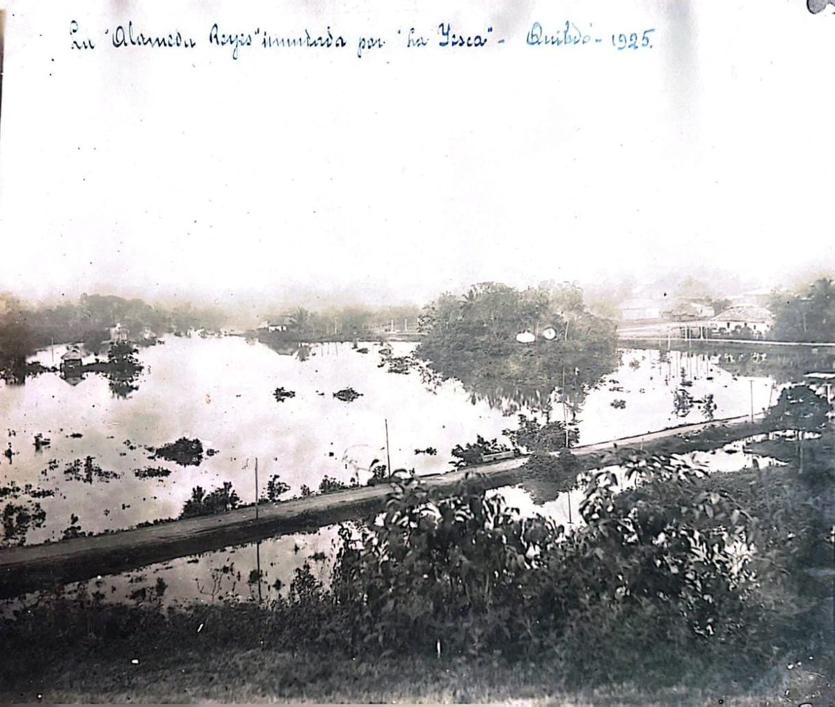 #HistoriaUrbana Inundaciones en la quebrada la Yesca con Calle Alameda Reyes, aňo 1925.
Los Barrios Alameda, Las Margaritas, Esmeralda, entre otros, fueron construidos en una zona inundable tal y como lo evidencia esta fotografía de 1925,cuando sólo existía la calle 26. <a href="/UTCH_/">Universidad Tecnológica del Chocó</a>