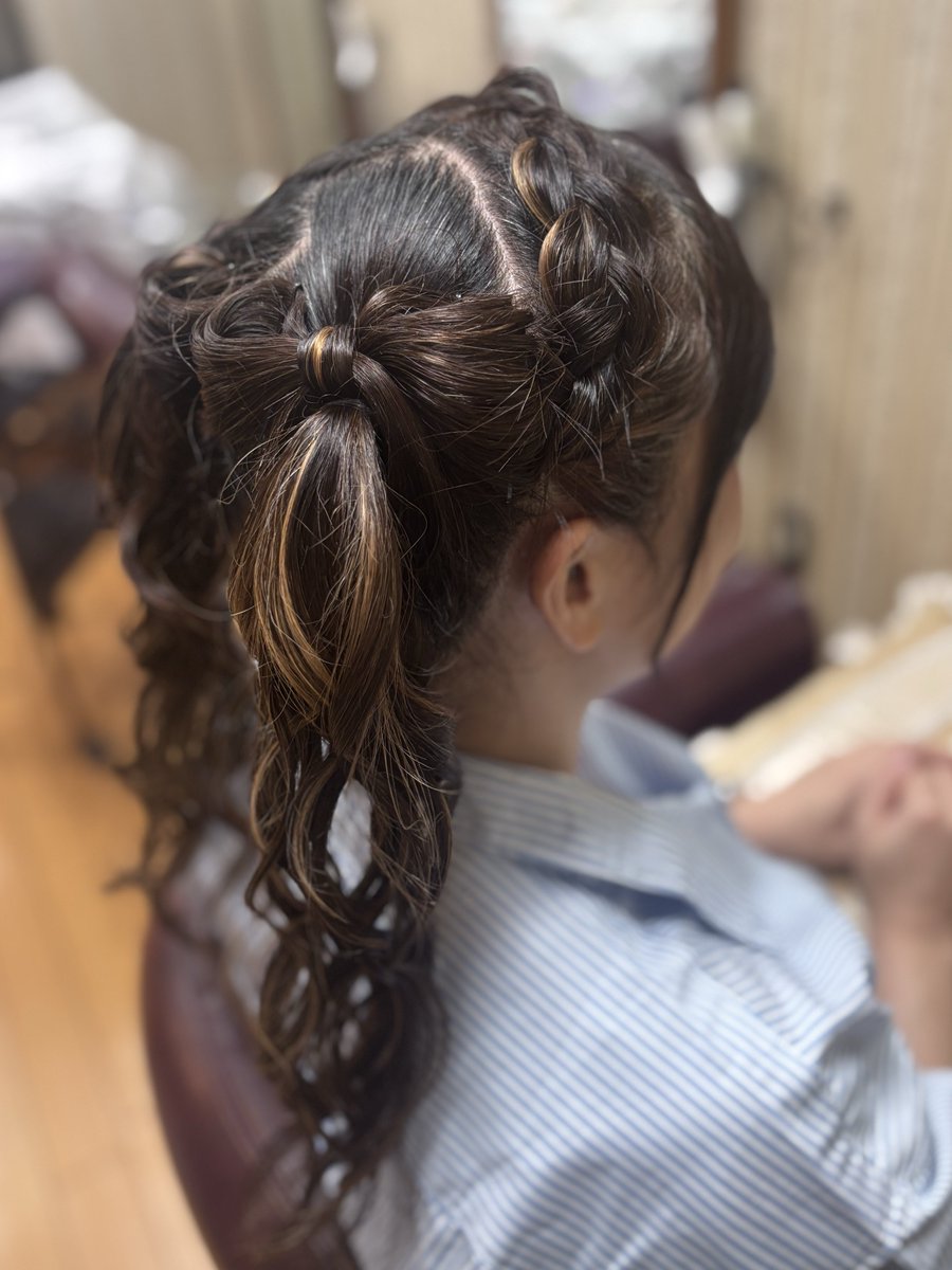 𖥔 ࣪ ⎯⎯⎯⎯⎯⎯⎯࣪ 𖥔 
    ヘアスタイル紹介
𖥔 ࣪ ⎯⎯⎯⎯⎯⎯⎯࣪ 𖥔 
〚 ribbon 𝜗𝜚ツインテール+編みｶﾁｭ〛
人気のribbonヘアと耳上の編みカチューシャを✨
ヘアアクセがなくても目立つ
kawaii華やかなヘアスタイルになりました🎀
毛先はミックス巻でボリューム感がある仕上がりに
担当:Ruka