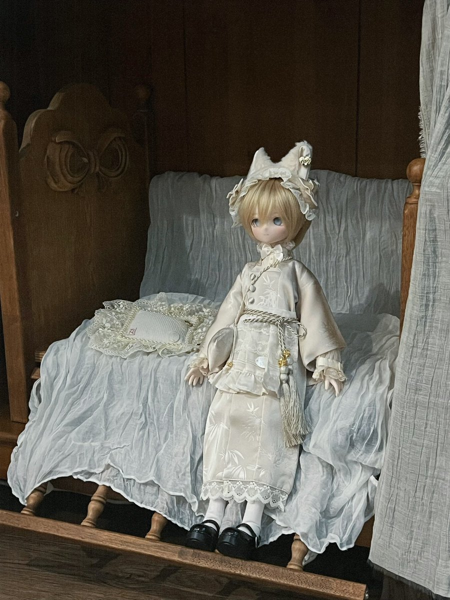 White cat Orphée.

 #psycho_lab