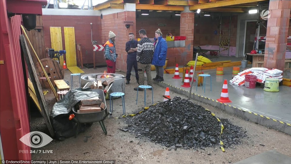 GuMo aus dem #PromiBB-Rohbau. Die Bewohner wurden um kurz nach 8 geweckt. Draußen geschlafen haben: Michael, Marc, Eric, Laura, Achim und Andrej - der Rest drinnen. Am Feuer erzählte Michael von seiner verstorbenen Frau und Marc über seine Sucht und toxische Beziehung.