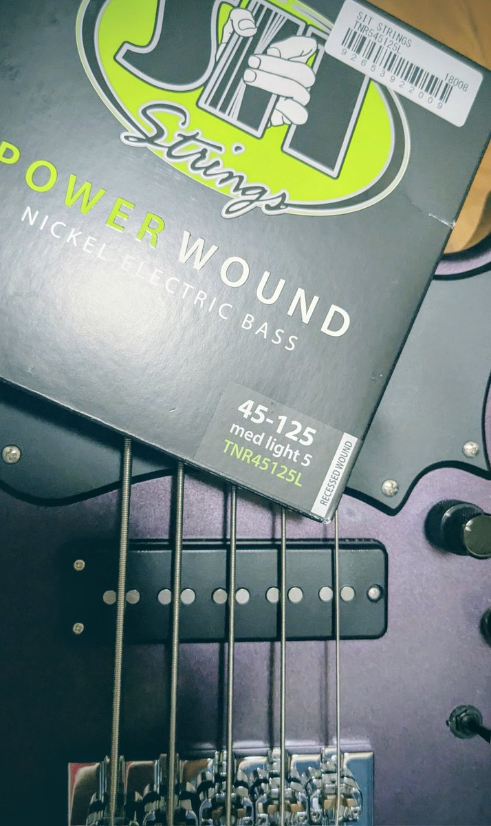 massy_wal's tweet image. 新しい弦を試してみます🎸
#sit #ベース弦