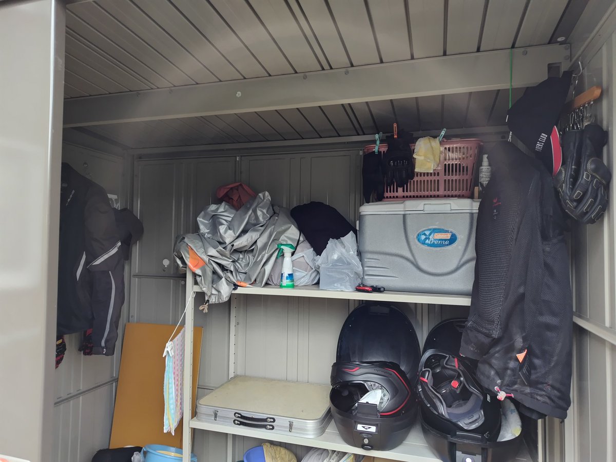 mori_usa's tweet photo. うちの物置😃
ジクサーを入れていたのですがNinjaさんもCBRさんも入らないので今はバイクグッズのお部屋になりました💦

ジクさんヒラヒラ乗りやすくて良いバイクだったなー🏍️💖
今のNinjaさんも乗りやすいし くまさんのCBRも安定した乗り心地✨
みんな大好き😍
#gixxer #Ninja #cbr https://t.co/3PiKMZszhp