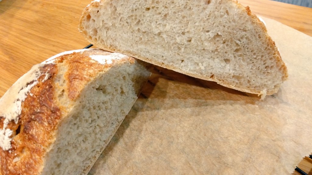 I baked a campagne (country bread) today. It didn’t rise very well, but it turned out really delicious 😋