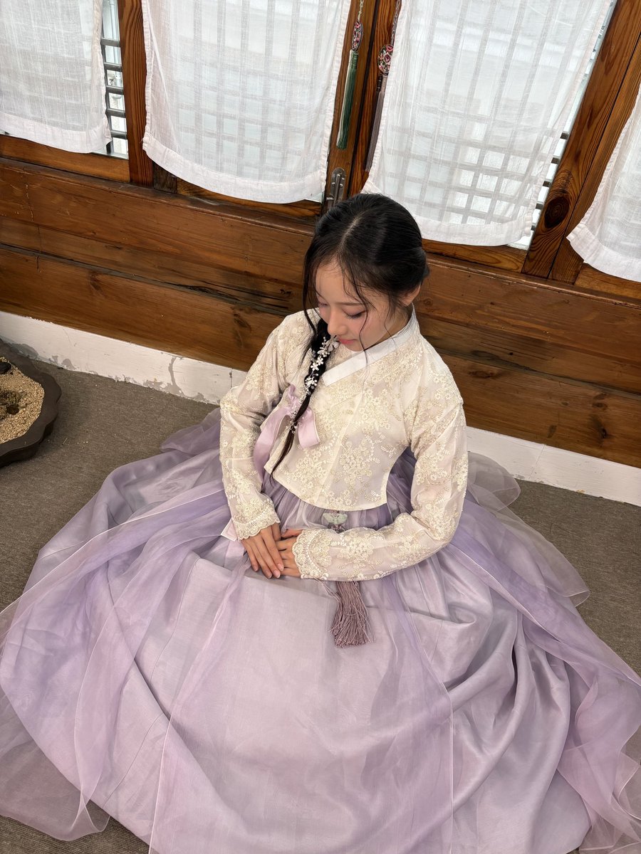 위블룸, 즐거운 추석 연휴 보내고 계신가요?
윷 던지듯 걱정은 훌훌 날리고, 마음이 환해지는 한가위 되세요!
그리고 보름달을 바라보며, 행복한 마음으로 소원 하나도 꼭 빌어봐요. 우리 함께🌕

#ablume #어블룸 #SAENA #새나