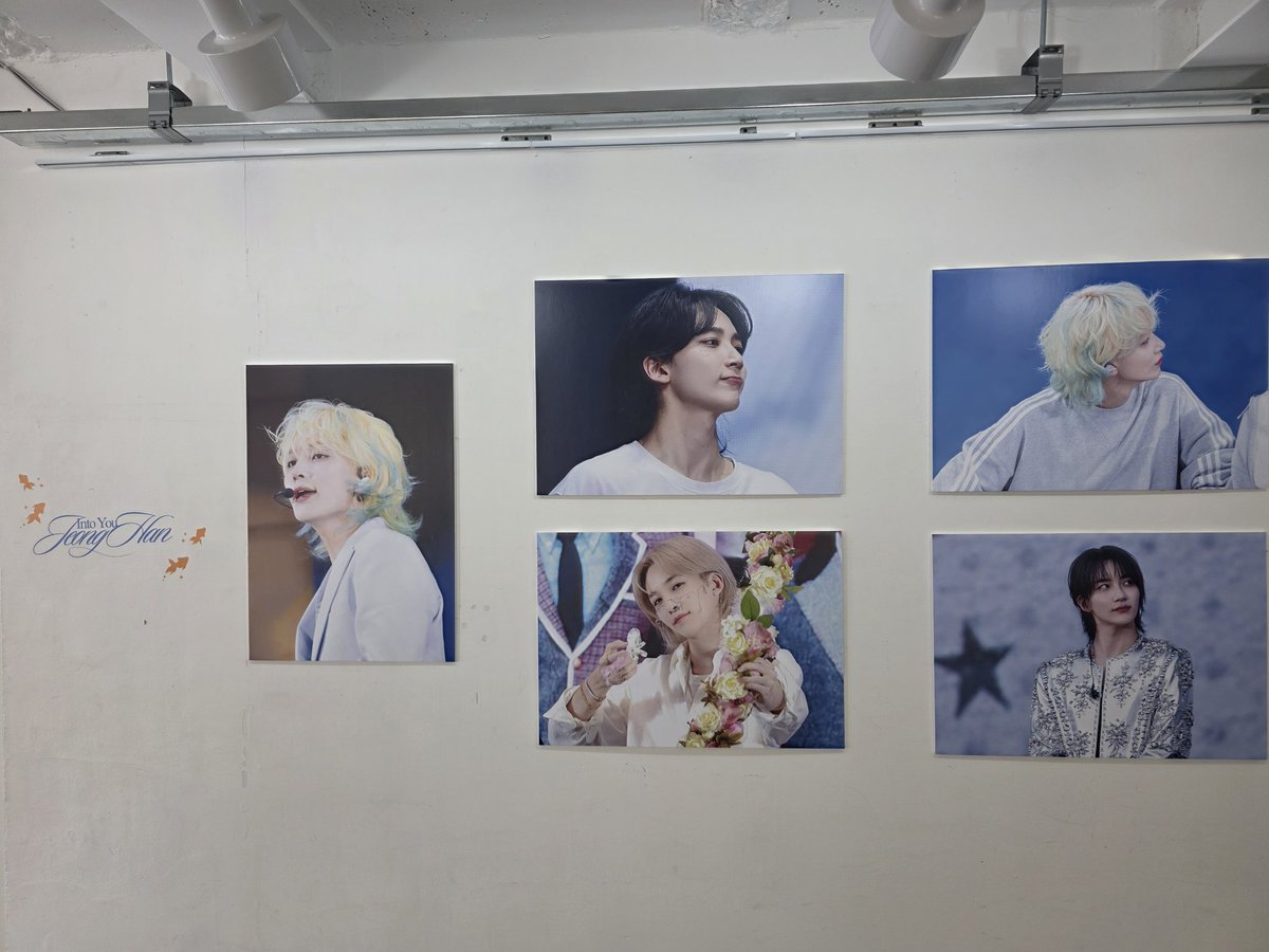 wonhannieshux3's tweet photo. 3. drowning into you 
쫑붕어카페!ㅋㅋㅋ 쫑붕어 컨셉이 너무 귀여웠고 스탬프 투어 마치면 받는 쫑붕어 키링이 말랑폭신 너무너무 귀여워요ㅠㅠ
럭드에서는 엽서가 많이 나왔지만 재밌었어요😊
#drowning_into_jeonghan https://t.co/Bqjdz0Cjzp