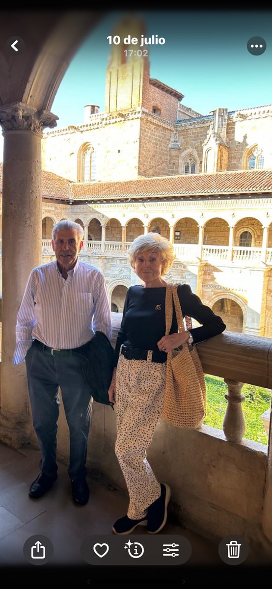 Un hombre le preguntó a un 
                      sabio…
¿Como encuentro a la mujer
                    correcta?
      El sabio le respondió:
Olvídate de buscar a la mujer 
Correcta, primero dedícate a
ser el hombre correcto para esa
             mujer que buscas.