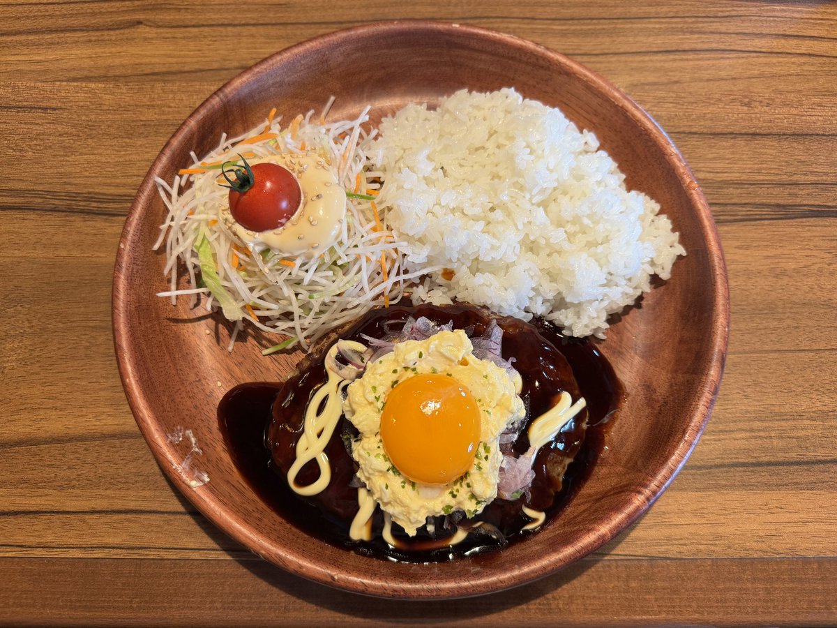 mp2988k's tweet photo. 今日のお昼は、びっくりドンキーさんの期間限定「月見てりたまマヨバーグディッシュ(M)」にしました🥰
テリヤキソース+卵黄+たまごサラダの組み合わせが超ヤバい。これはかなり美味しいゾ❣️
#月見てりたまマヨバーグディッシュ
#月見
#ハンバーグ
#びっくりドンキー https://t.co/5sFSOF5PX2