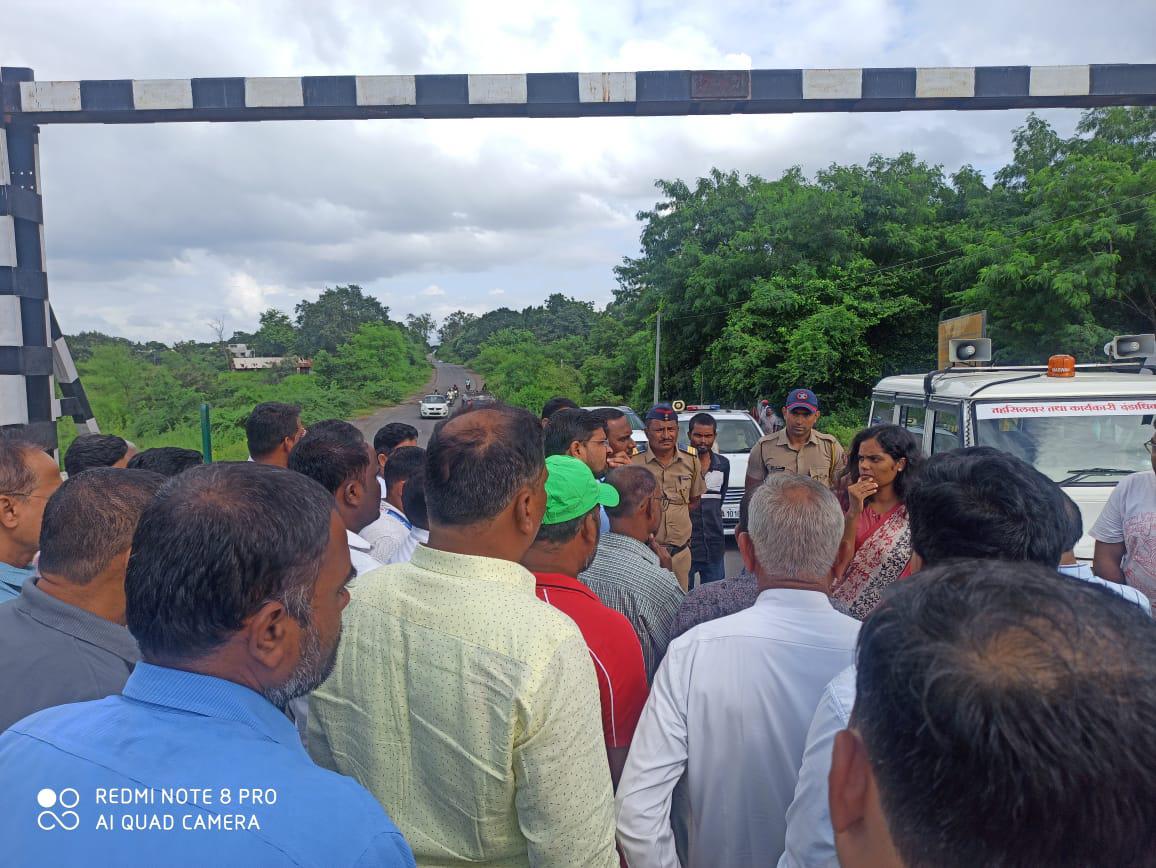 मा. उपविभागीय अधिकारी अंजली शर्मा (I.A.S.) यांनी १ ऑक्टोबर २०२५ रोजी चिंचपाडा (ता. नवापूर) येथील रेल्वेगेट परिसराची पाहणी केली.

#Nandurbar #SDMVisit #Chinchpada #Nawapur #Infrastructure #FieldInspection