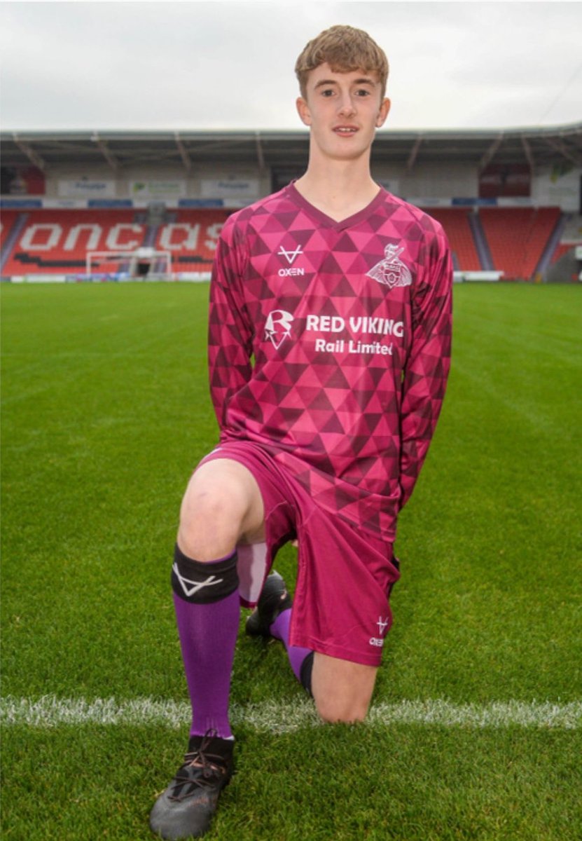 👐⚽🔴⚪

Fantastic to see both of our U15 goalkeepers featuring with the youth team in recent weeks.

Congratulations to both Ali Francis and Luke Stirzaker for making their youth team debuts at 14 years of age in between the sticks. 💯

Ali starred in our game v Stockport