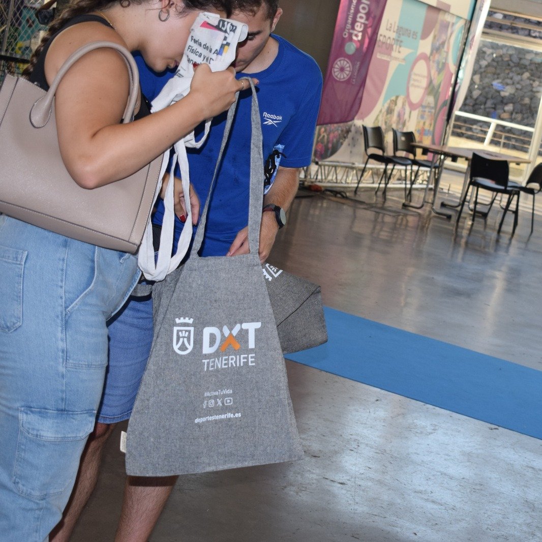 DXTenerife's tweet photo. ¿Aún no tienes tu bolsa DXT? Date prisa, hoy es el último día de #ExpoDeca en el Recinto Ferial de Tenerife
🔵 Visita el estand de @DXTenerife y #ActivaTuVida antes de las 15:00 horas
🏵 Y no olvides pasar por el Museo 'Leyendas del Deporte' en la planta baja
✅ Entrada libre https://t.co/WAtJfNdnsV