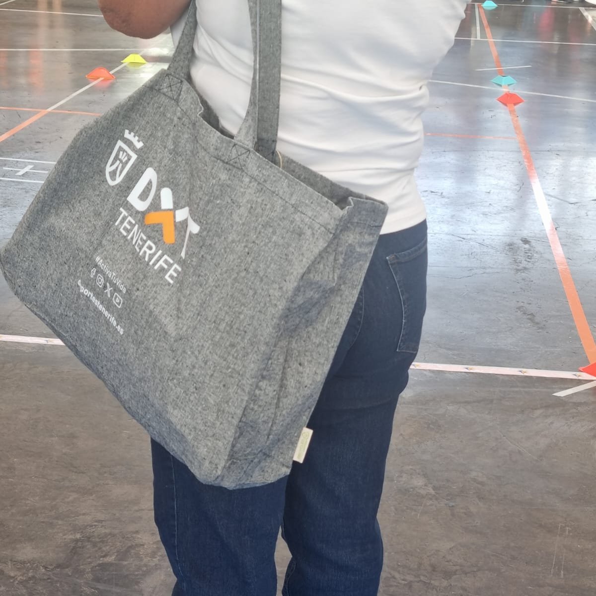 DXTenerife's tweet photo. ¿Aún no tienes tu bolsa DXT? Date prisa, hoy es el último día de #ExpoDeca en el Recinto Ferial de Tenerife
🔵 Visita el estand de @DXTenerife y #ActivaTuVida antes de las 15:00 horas
🏵 Y no olvides pasar por el Museo 'Leyendas del Deporte' en la planta baja
✅ Entrada libre https://t.co/WAtJfNdnsV