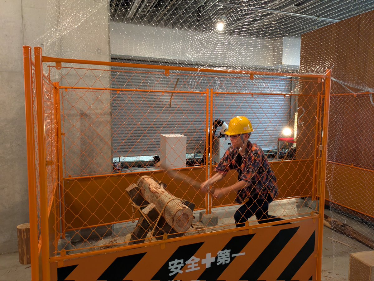 最終日、ギリギリ滑り込みで「大棍棒展」へ。色々な棍棒が見れて嬉しい。

棍棒に入ったり叩いたりしました