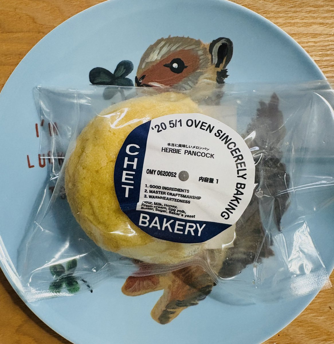 チェットベーカリー<a href="/ChetBakery/">チェットベーカリー</a> の「ほんとうに美味しいメロンパン」こと〈ハービーパンコック〉、とってもモチモチしていて確かに美味しいです。冷凍されたものを常温で約2時間で解凍してからいただきます。贈り物にも最適。