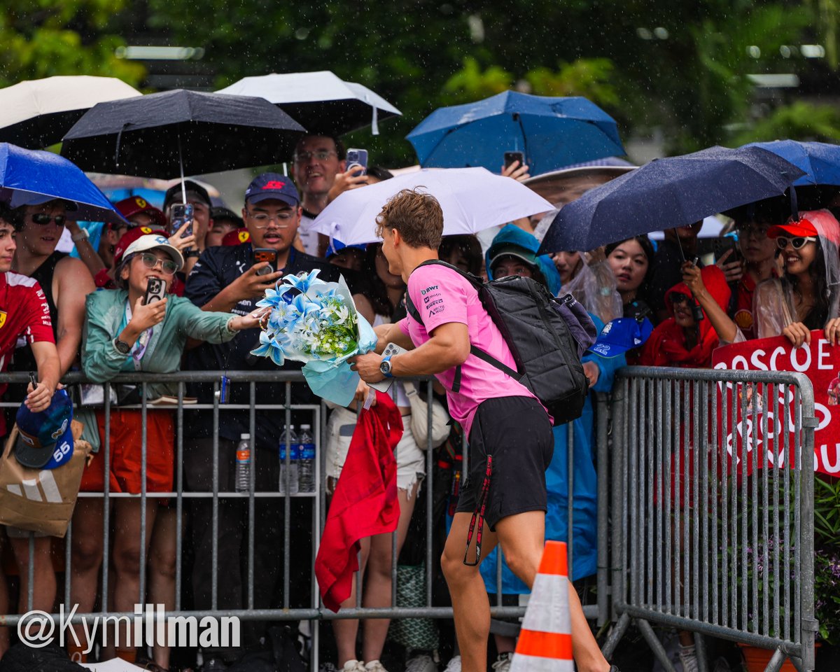 KymIllman's tweet image. FLOWERS IN THE RAIN

The rain has begun to fall here in Singapore, but that hasn’t dampened Paul Aron’s spirits. He was delighted to receive these flowers from a fan on his way into the paddock.

#formula1 #f1 #f1content #SingaporeGP #Alpinef1 #Paularon
