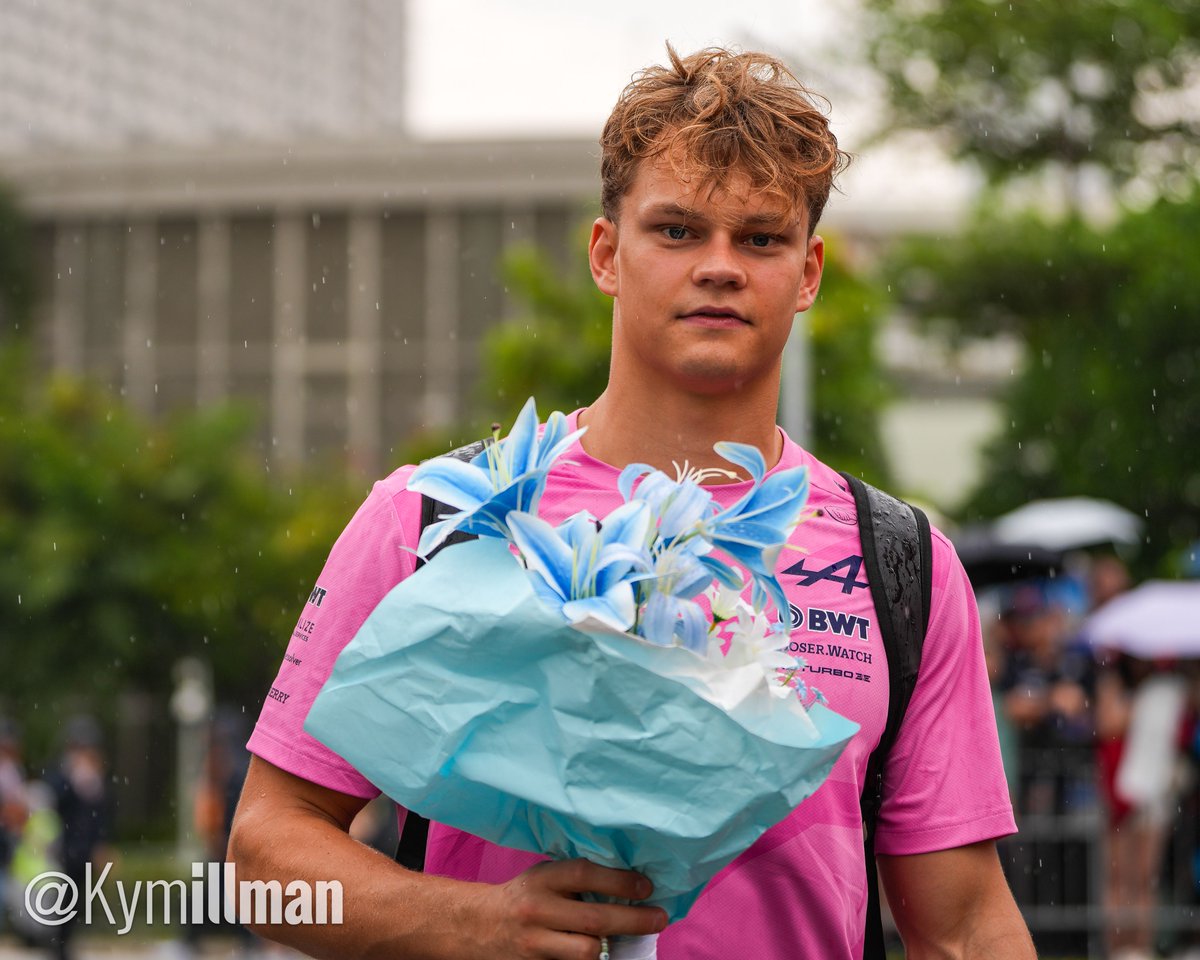 KymIllman's tweet image. FLOWERS IN THE RAIN

The rain has begun to fall here in Singapore, but that hasn’t dampened Paul Aron’s spirits. He was delighted to receive these flowers from a fan on his way into the paddock.

#formula1 #f1 #f1content #SingaporeGP #Alpinef1 #Paularon