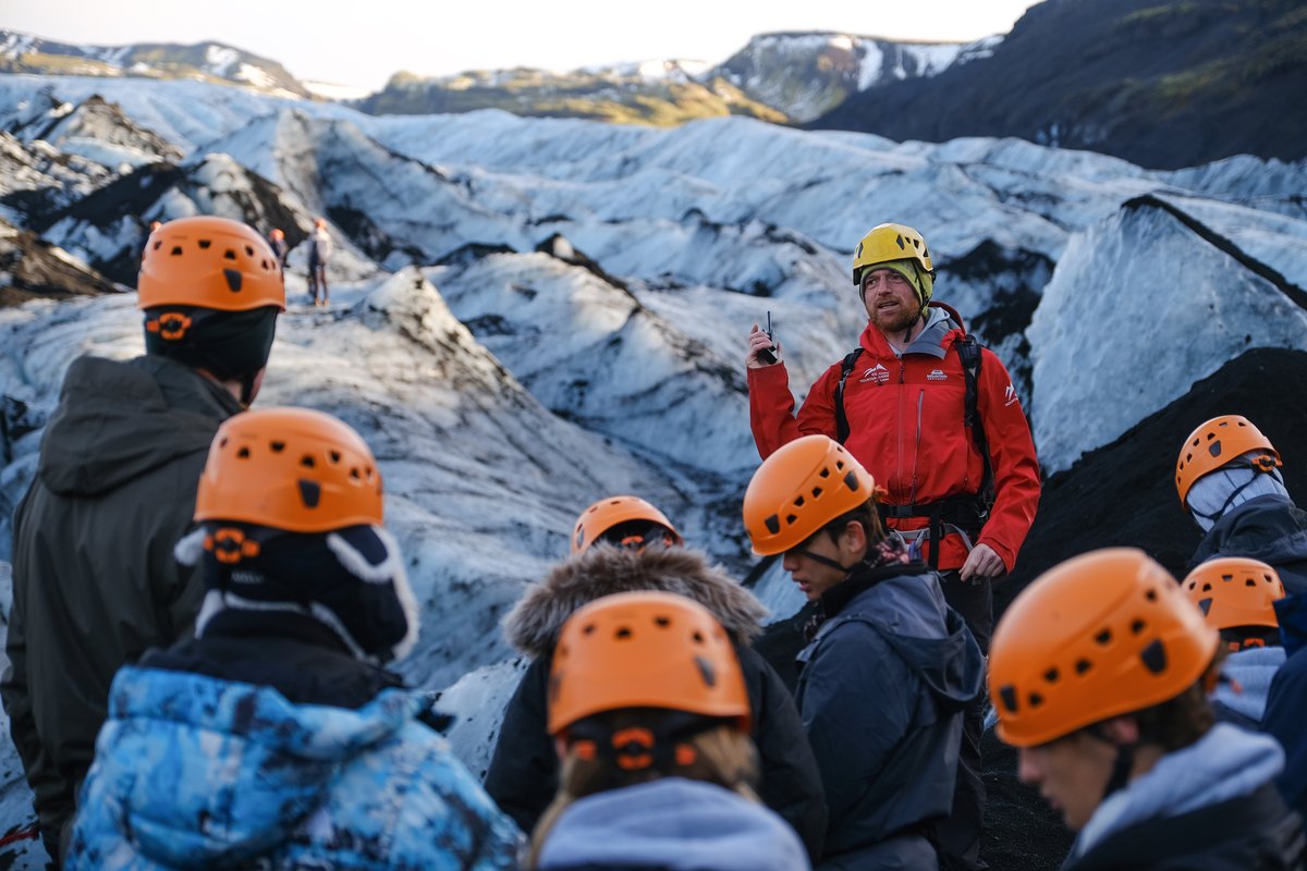 RayburnTours's tweet photo. 🎓 It's World Teacher Day!

Today we are celebrating educators who inspire students not just in the classroom but across the world through school trips. 

To all the teachers who plan, guide, and make those "wow" moments happen for students, thank you!

#WorldTeacherDay https://t.co/5DlU0zn8Y9