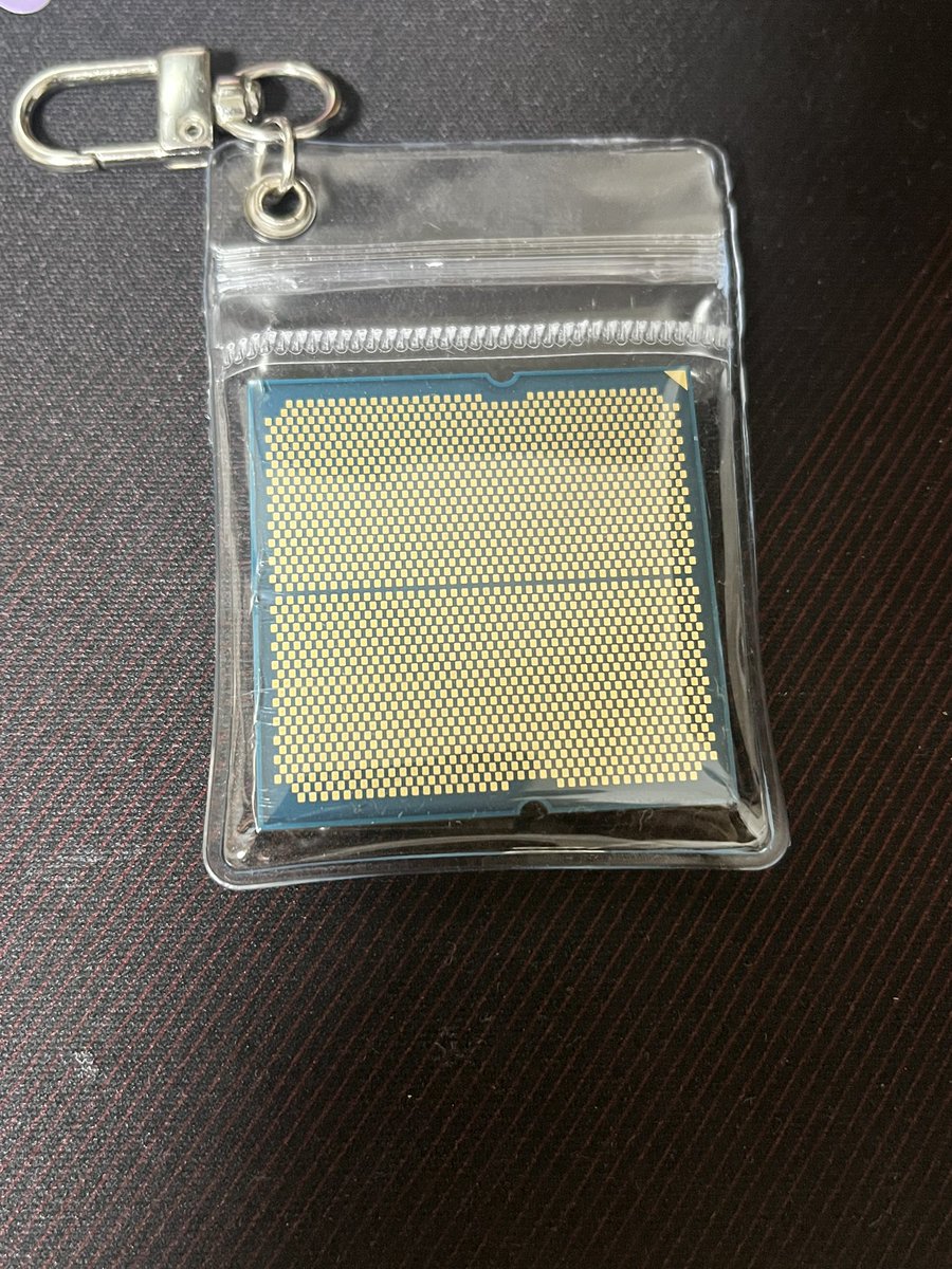 Seriaさんの推しグッズコーナーで見つけた小型のクリアケース

AM5がピッチリと収まります😳

カラビナ風のフックも付いてるからキーホルダーになっちゃいます!(´▽｀)

表も裏も見れるのもいいですし何よりも税込110円は安いっ🤣