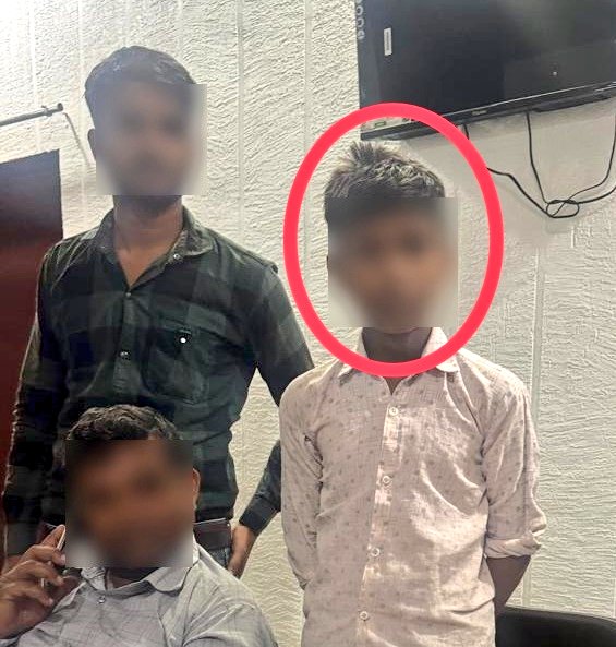 Etahpolice's tweet image. #Operation_Muskan
एटा-"ऑपरेशन मुस्कान" के तहत, थाना मारहरा पुलिस द्वारा परिजनों के डांट देने पर घर से नाराज होकर चले जाने वाले 14 वर्षीय बालक को अथक प्रयास के बाद सकुशल मथुरा से बरामद कर उसके परिजनों को किया जा रहा है सुपुर्द।
#UPPolice 
#uppcares