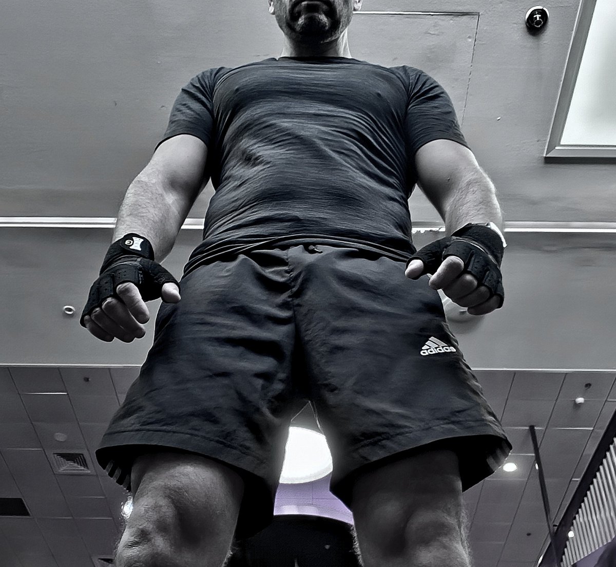 אני הבוקר
מסתכל על המוט ומכין את עצמי פסיכולוגית
רגע לפני שמתחיל עוד סט של דד-ליפט