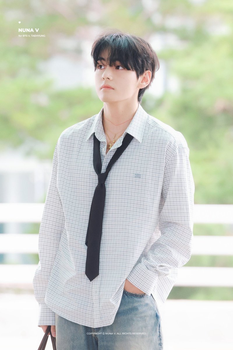 tetestream's tweet photo. 2 hours left before the show started! Give this tweet 3,000 RTs in the mentioned hours!

V FOR PARIS FASHION WEEK
CELINE AMBASSADOR TAEHYUNG
#VxCELINEPFW #CELINESUMMER2026 #TAEHYUNGxCELINE @celineofficial https://t.co/0zmeacXkM5