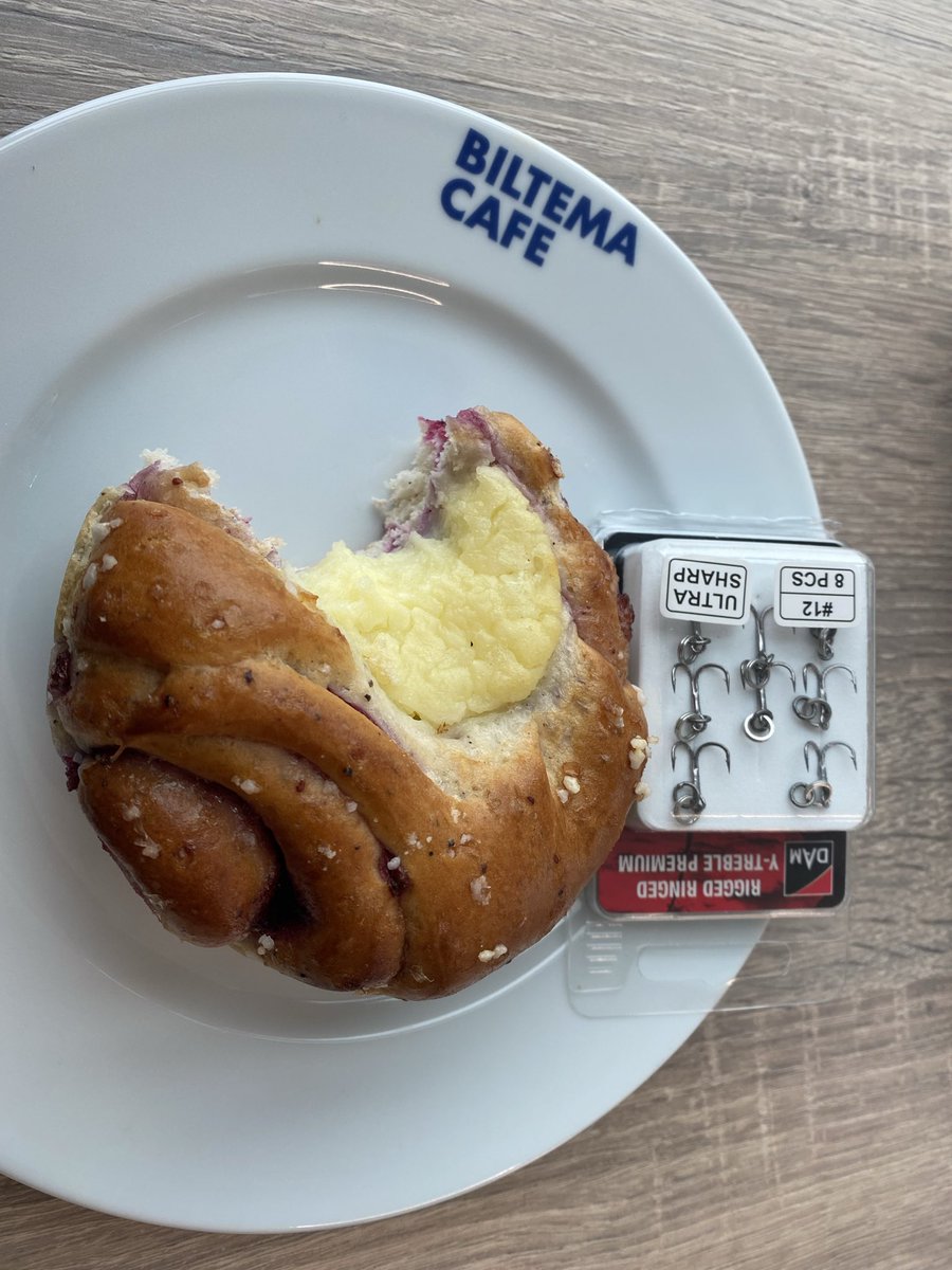 angelnindenmark's tweet photo. Mjøls Lystfiskeri Rødekro - Godmorgen søndag - Havde ikke flere trekroge str. 10 til PowerBait - Det havde Harald-Nyborg i Rødekro - og så væltede kaffen og en lækker Snurre ikke budgettet hos Biltema - Cafeteriaet har åbent fra kl. 09.00 om søndagen….. https://t.co/E2iZXZ3lrk