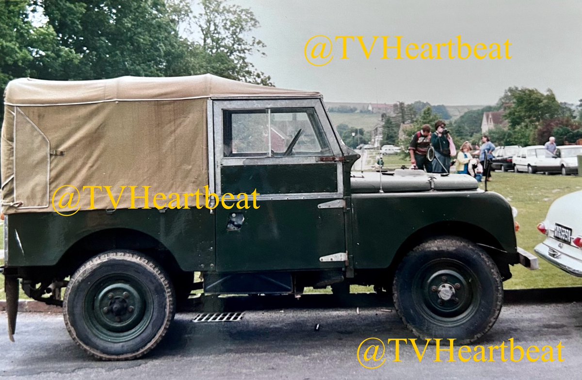 TvHeartbeat's tweet image. For #SideViewSunday; Maggie’s #LandRover in this #behindthescenes shot from series 8, episode ‘Pat-a-Cake’ ❤️