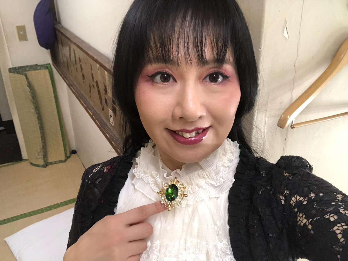 新しい石が届いたので、さっそく代演の浅草でおろす。
色の選択でグリーンを選ぶのはおそらく初めてのこと。