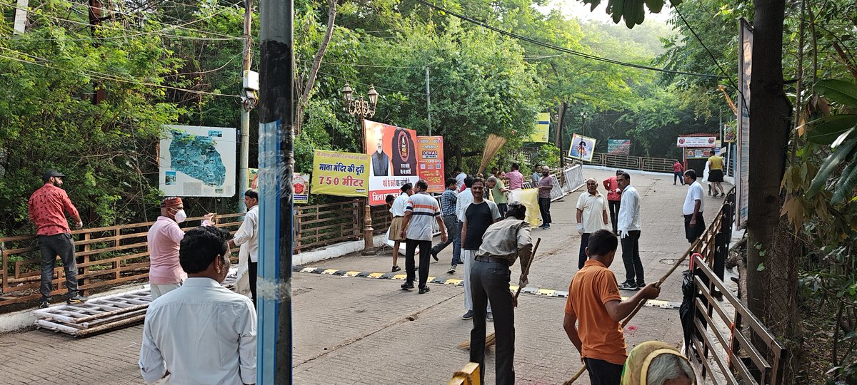 swachhdewas1's tweet photo. рд░рд╛рд╖реНрдЯреНрд░реАрдп рд╕реНрд╡рдпрдВрд╕реЗрд╡рдХ рд╕рдВрдШ рджреНрд╡рд╛рд░рд╛ рд╢реНрд░рдорджрд╛рди рдХрд╛рд░реНрдпрдХреНрд░рдо
рджреЗрд╡рд╛рд╕: рдЖрдЬ рджрд┐рдирд╛рдВрдХ 5 рдЕрдХреНрдЯреВрдмрд░ 2025 рдХреЛ рд░рд╛рд╖реНрдЯреНрд░реАрдп рд╕реНрд╡рдпрдВрд╕реЗрд╡рдХ рд╕рдВрдШ рдХреЗ 200 рд╕реЗ рдЕрдзрд┐рдХ рд╕реНрд╡рдпрдВрд╕реЗрд╡рдХреЛрдВ рдиреЗ рдкреНрд░рд╛рддрдГ 6:30 рдмрдЬреЗ рдЯреЗрдХрд░реА рд╢рдВрдЦ рджреНрд╡рд╛рд░ рдорд╛рд░реНрдЧ рдХреЗ рдЖрд╕рдкрд╛рд╕ рдирдЧрд░ рдирд┐рдЧрдо рджреЗрд╡рд╛рд╕ рдХреЗ рд╕рд╣рдпреЛрдЧ рд╕реЗ рд╢реНрд░рдорджрд╛рди рдХрд┐рдпрд╛ред
#RSS #Shramdaan #SwachhDewas #CleanDewas https://t.co/69TjauK52Z