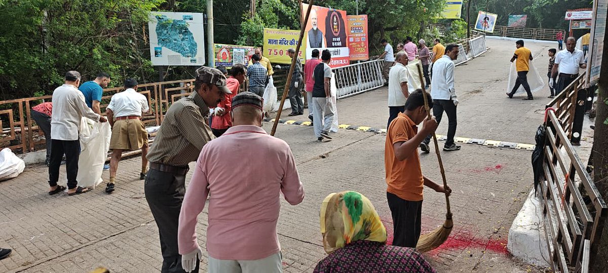 swachhdewas1's tweet photo. рд░рд╛рд╖реНрдЯреНрд░реАрдп рд╕реНрд╡рдпрдВрд╕реЗрд╡рдХ рд╕рдВрдШ рджреНрд╡рд╛рд░рд╛ рд╢реНрд░рдорджрд╛рди рдХрд╛рд░реНрдпрдХреНрд░рдо
рджреЗрд╡рд╛рд╕: рдЖрдЬ рджрд┐рдирд╛рдВрдХ 5 рдЕрдХреНрдЯреВрдмрд░ 2025 рдХреЛ рд░рд╛рд╖реНрдЯреНрд░реАрдп рд╕реНрд╡рдпрдВрд╕реЗрд╡рдХ рд╕рдВрдШ рдХреЗ 200 рд╕реЗ рдЕрдзрд┐рдХ рд╕реНрд╡рдпрдВрд╕реЗрд╡рдХреЛрдВ рдиреЗ рдкреНрд░рд╛рддрдГ 6:30 рдмрдЬреЗ рдЯреЗрдХрд░реА рд╢рдВрдЦ рджреНрд╡рд╛рд░ рдорд╛рд░реНрдЧ рдХреЗ рдЖрд╕рдкрд╛рд╕ рдирдЧрд░ рдирд┐рдЧрдо рджреЗрд╡рд╛рд╕ рдХреЗ рд╕рд╣рдпреЛрдЧ рд╕реЗ рд╢реНрд░рдорджрд╛рди рдХрд┐рдпрд╛ред
#RSS #Shramdaan #SwachhDewas #CleanDewas https://t.co/69TjauK52Z