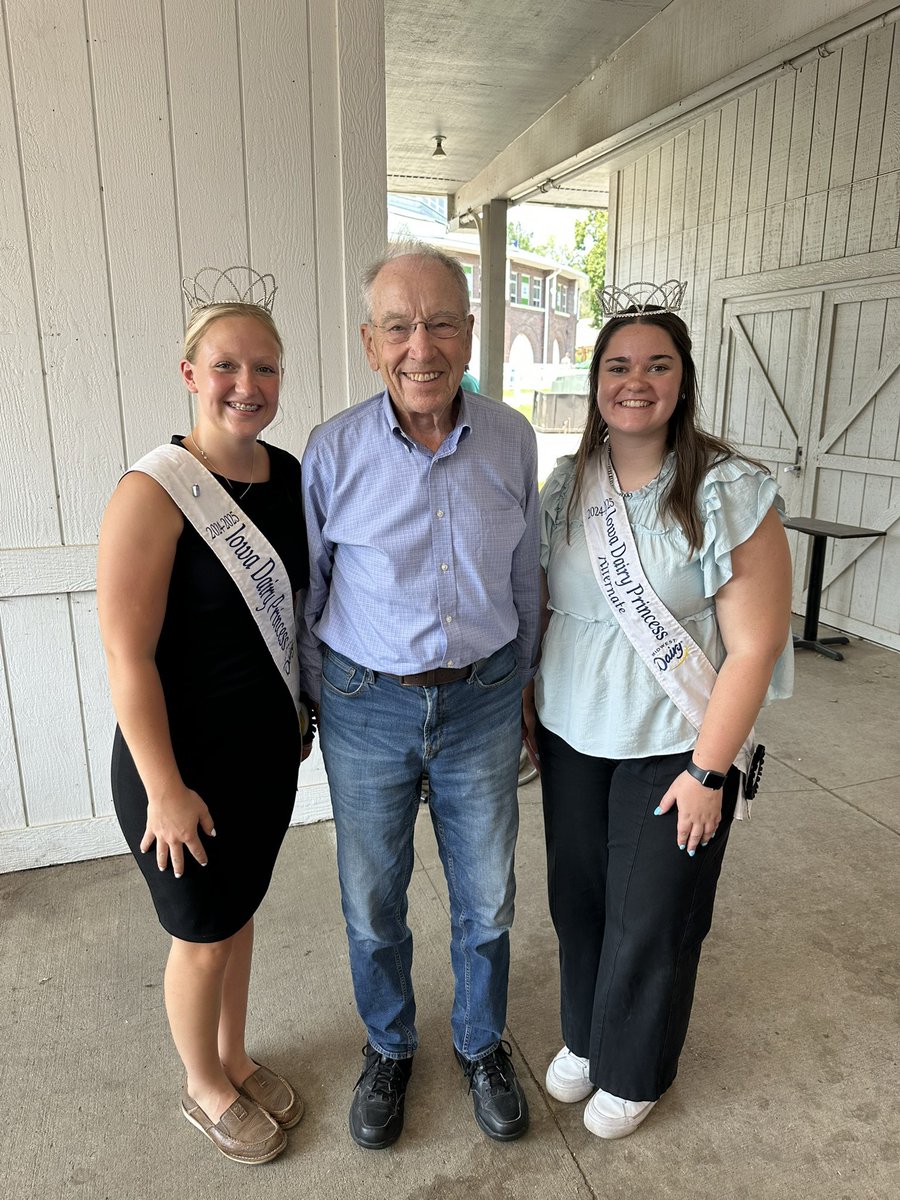 NewFreedomGuy's tweet photo. Met w Iowa Dairy Princesses strong advocates 4 dairy farmers of IA. Talked milk prices feed costs nat debt + farm bill + my run 4 Prez
#GlimmerWorks
#Glimmer4Prez
#CamelWatch
#GlimmerWave
@PoliGovsim
@FoxNewsGovSim https://t.co/3Dv7AVm8SH