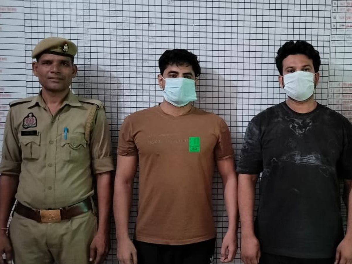 लव जिहाद का खौफनाक गिरोह! 🚨❌⚠️

बागपत जिले में कपड़ों का एक शोरूम था। शोरूम मालिक अल्ताफ ने गुड्डू बनकर युवती से दोस्ती की और चेंजिंग रूम से उसकी अश्लील वीडियो बना ली।

वीडियो दिखाकर उसने युवती का यौन शोषण किया और धर्मांतरण कर निकाह के लिए दबाव बनाया।

उसके मोबाइल से ऐसी कई