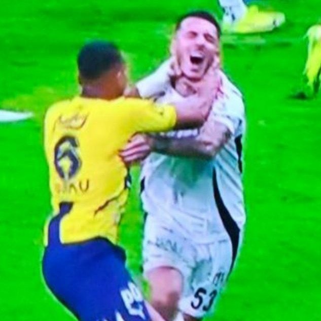 Osimhen'in hareketi nedeniyle milliyetçilik nidasıyla algı operasyonuna başlayan suyun öte tarafı Djiku Emirhan'ı boğazlarken milliyetçi değil miydi?