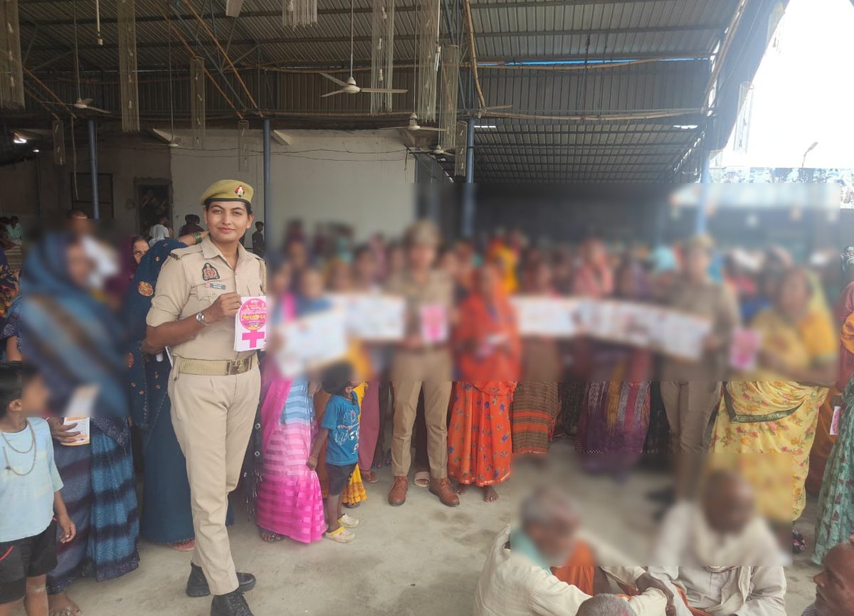 gorakhpurpolice's tweet photo. #gorakhpurpolice
#MissionShaktiUPP

#MissionShakti5 अभियान के तहत थाना रामगढ़ताल पुलिस द्वारा शासन व पुलिस विभाग द्वारा महिलाओं की सुरक्षा, सम्मान, स्वावलंबन व सशक्तिकरण हेतु चलाई जा रही विभिन्न योजनाओं एवं विभिन्न हेल्पलाइन नम्बरों की जानकारी देकर जागरूक किया गया

#UPPolice https://t.co/gS0lv4EBnx