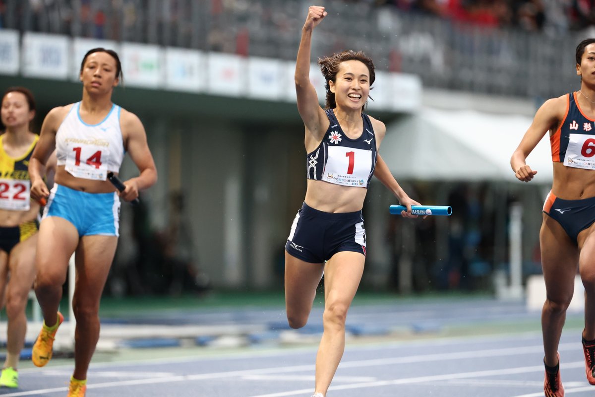 Getsuriku's tweet photo. #滋賀国スポ
女子共通4×100mR
北海道が大会新の44秒58で3年ぶりの優勝！
アンカー・御家瀬緑で逆転✨

山形が44秒77の2位🥈
前半リードの神奈川が44秒83の3位🥉

地元の滋賀が5位入賞💫 https://t.co/4AZQ4Lnp3v