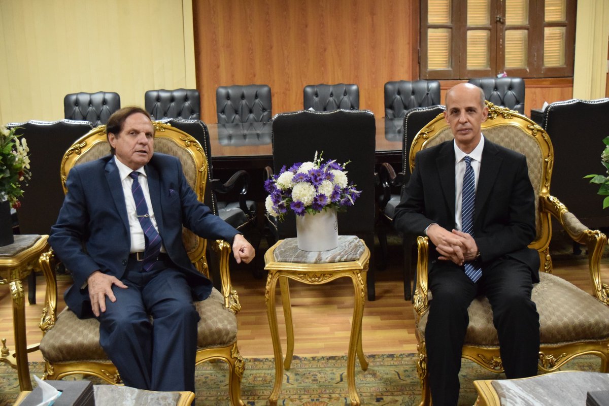 IUL1969's tweet photo. في إطار تعزيز التعاون الأكاديمي والثقافي بين الجامعات،
زار معالي الأستاذ الدكتور سامي الشريف الأمين العام لرابطة الجامعات الإسلامية، جامعةَ بني سويف، حيث كان في استقباله الأستاذُ الدكتور طارق علي رئيس الجامعة.
حيث قدّم معاليه التهنئة لرئيس الجامعة بمناسبة توليه رئاسة الجامعة.
وجرى خلال اللقاء بحثُ سبل التعاون والإعداد لمؤتمر علمي مشترك حول التغيرات المناخية يعقد مطلع العام القادم بإذن الله.