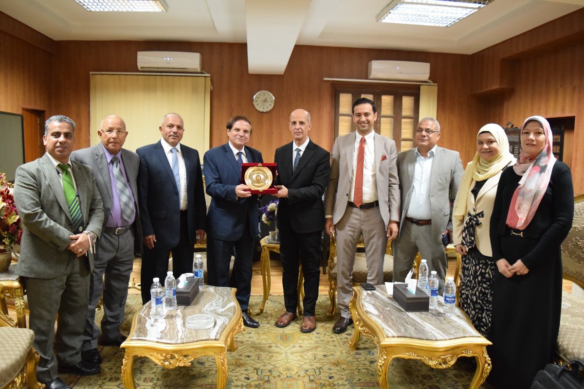 IUL1969's tweet photo. في إطار تعزيز التعاون الأكاديمي والثقافي بين الجامعات،
زار معالي الأستاذ الدكتور سامي الشريف الأمين العام لرابطة الجامعات الإسلامية، جامعةَ بني سويف، حيث كان في استقباله الأستاذُ الدكتور طارق علي رئيس الجامعة.
حيث قدّم معاليه التهنئة لرئيس الجامعة بمناسبة توليه رئاسة الجامعة.
وجرى خلال اللقاء بحثُ سبل التعاون والإعداد لمؤتمر علمي مشترك حول التغيرات المناخية يعقد مطلع العام القادم بإذن الله.