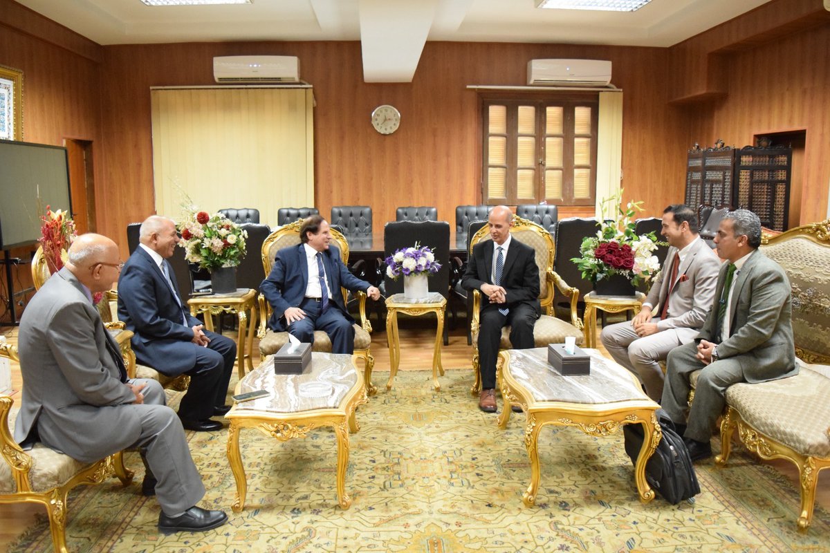 IUL1969's tweet photo. في إطار تعزيز التعاون الأكاديمي والثقافي بين الجامعات،
زار معالي الأستاذ الدكتور سامي الشريف الأمين العام لرابطة الجامعات الإسلامية، جامعةَ بني سويف، حيث كان في استقباله الأستاذُ الدكتور طارق علي رئيس الجامعة.
حيث قدّم معاليه التهنئة لرئيس الجامعة بمناسبة توليه رئاسة الجامعة.
وجرى خلال اللقاء بحثُ سبل التعاون والإعداد لمؤتمر علمي مشترك حول التغيرات المناخية يعقد مطلع العام القادم بإذن الله.