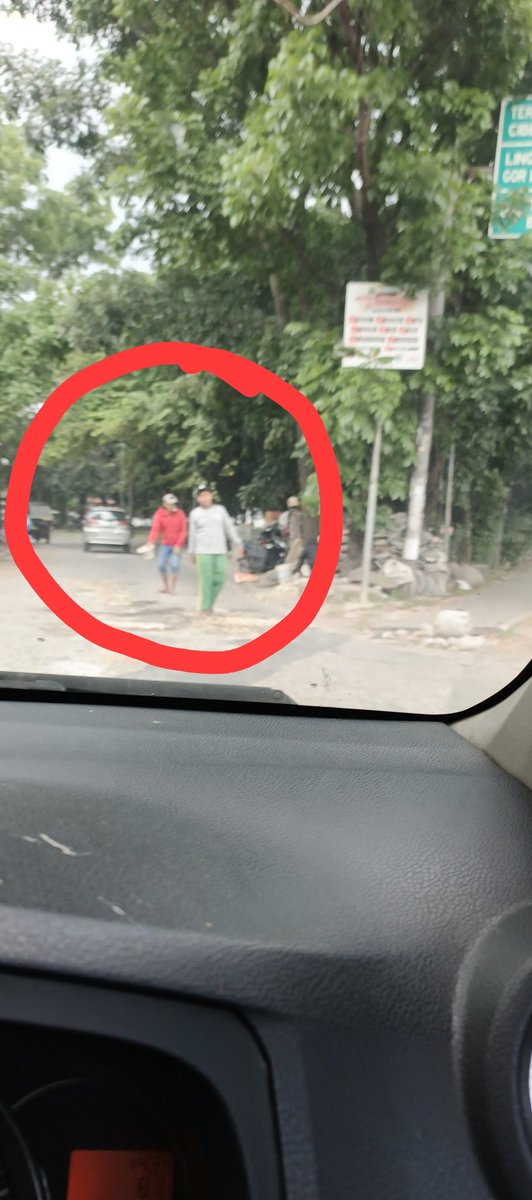 Punten ini mah, maenya di tengah kota aya nu nambal jalan ku barangkal terus minta minta, lokasi  Stopan Buah Batu yg dari Soekarno Hatta mau ke Jl Terusan Buah Batu. <a href="/PRFMnews/">Radio PRFM</a>