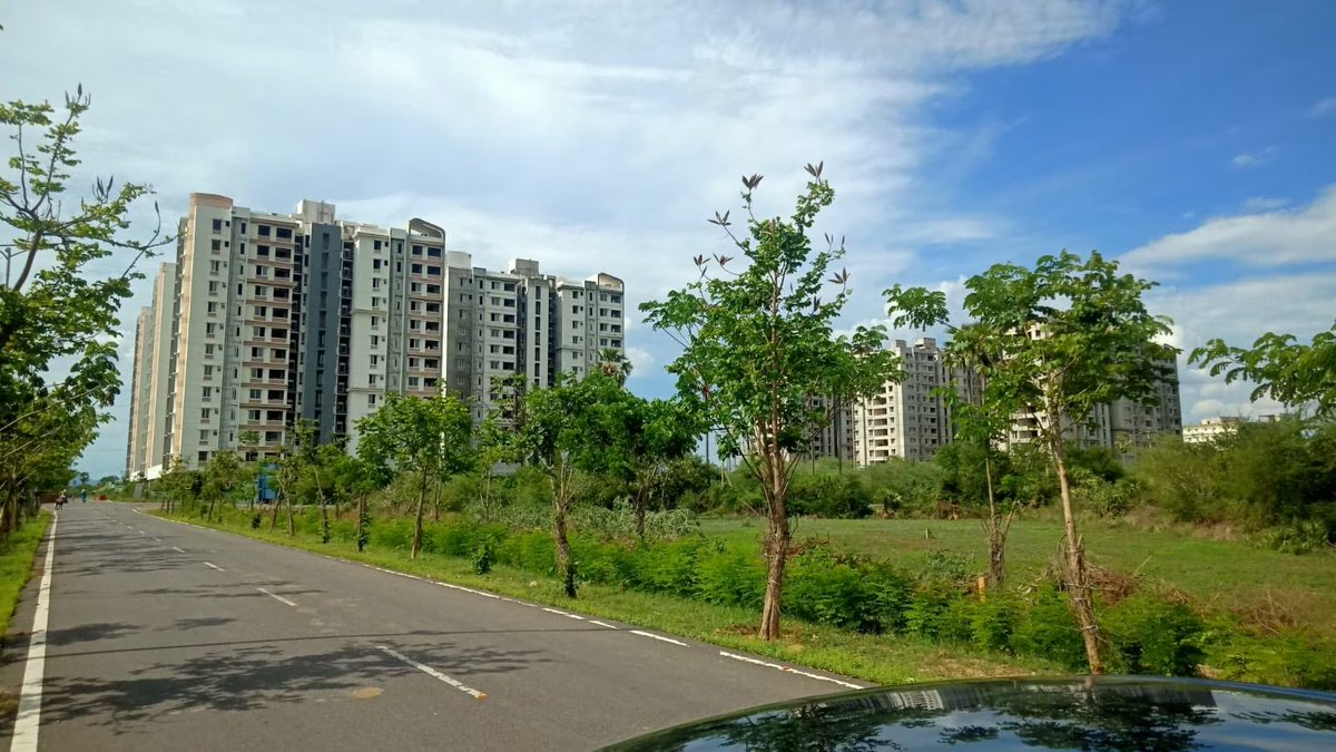 OurNewIndia's tweet image. 🚀 Amaravati revival: ₹58,000 cr projects launched — new Assembly, Secretariat, High Court &amp;amp; housing for 5,200 families. Green capital vision with solar, smart infra &amp;amp; 320 km transport network. 🌆 #Amaravati #UrbanDevelopment