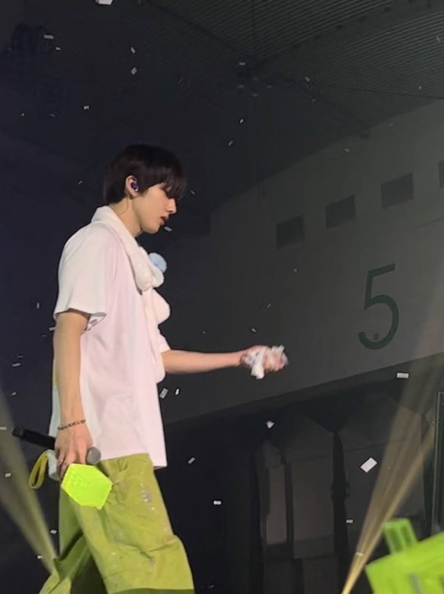 mongchiimoch's tweet photo. my first time concert, dan qn kecil banget... dan langsung nangis pas glichmode :( (i was only 17yo that time) https://t.co/Cpc2bQoAEf
