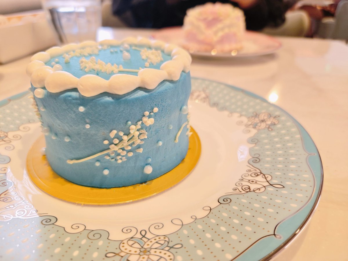 先日りこちゃんとお洒落なお店で超絶可愛いケーキを食べました💕
たくさんお話しして楽しかった～！ありがとう！！りこちゃんケーキどれにするか迷っててめちゃめちゃ可愛かった🥰✨✨👀