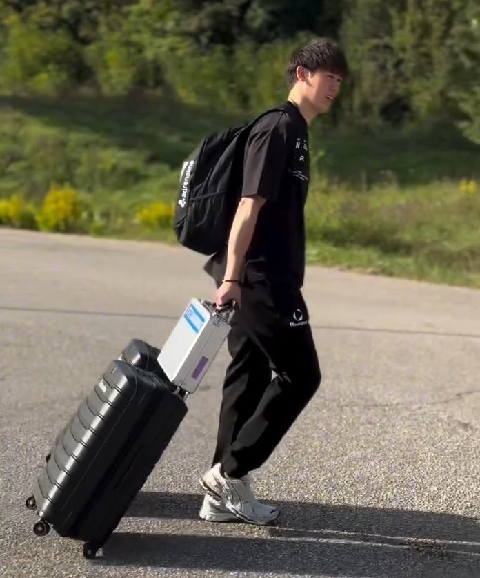 Baek_is_a_mochi's tweet photo. everyone with a luggage and then there is Yuki Ishikawa with two suitcases and the inevitable silver briefcase 😆 https://t.co/uTWShiwW00