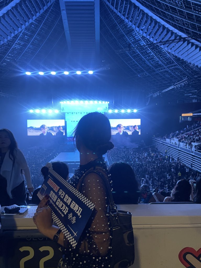 ilovesjungwon's tweet photo. IM IN YEHEEEY #WALKTHELINE_IN_SINGAPORE https://t.co/xR1JrByR1H