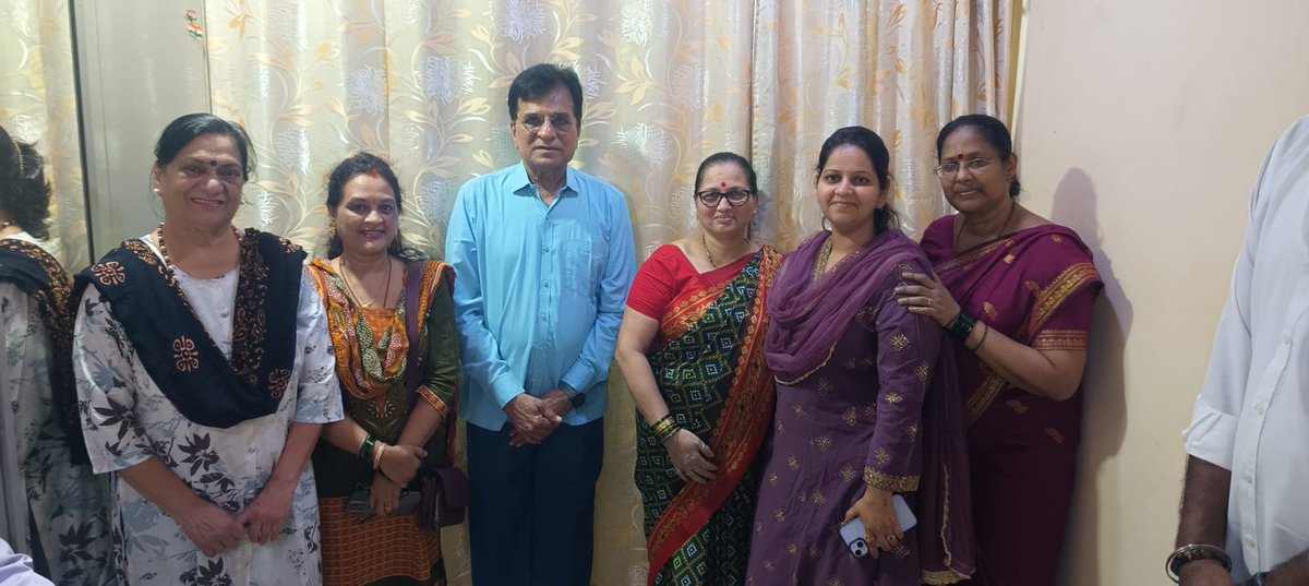 THE GREAT BHET
चाय पे चर्चा
आज मा.खासदार आणि ज्येष्ठ नेते किरीट जी सोमय्या ह्यांनी मुलुंड मंडळ चे महामंत्री श्री रवी नाईक जी ह्यांच्या घरी सदिच्छा भेट घेतली..

#TheGreatBhet #चायपेचर्चा #किरीटसोमय्या #रवीनाईक #मुलुंडमंडळ #BJPMumbai #सदिच्छाभेट #नेतृत्वभेट #PoliticalMeet