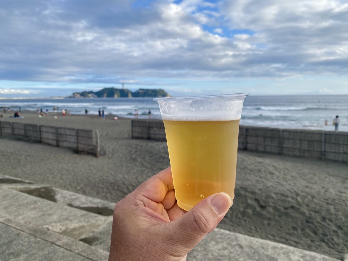 EG_6's tweet image. うみちかマルシェでクラフトビール。地元の好きなブルワリーと、飲んだことのない新しいブルワリーを中心に。肉巻きおにぎりとかヒグマの串焼きとかお料理も楽しい。暑過ぎず涼し過ぎず、常に音楽が流れていて心地よい空間でした。t.r.a.n.eさんの演奏よかったなー。 #うみちかマルシェ #trane
